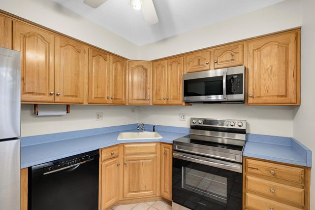 2710 Dale Street N B-116, Roseville, MN 55113