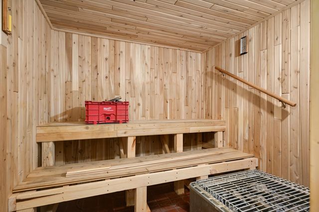 2710 Dale Street N B-116, Roseville, MN 55113