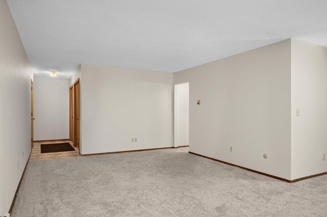 2710 Dale Street N B-116, Roseville, MN 55113