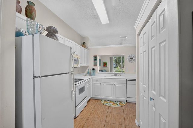 3162 Via Poinciana 6, Lake Worth, FL 33467