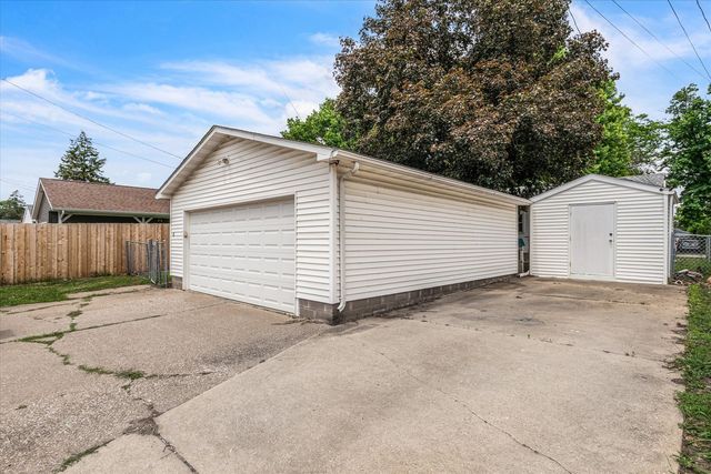 2115 W Pleasant Street, Davenport, IA 52804