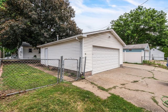 2115 W Pleasant Street, Davenport, IA 52804