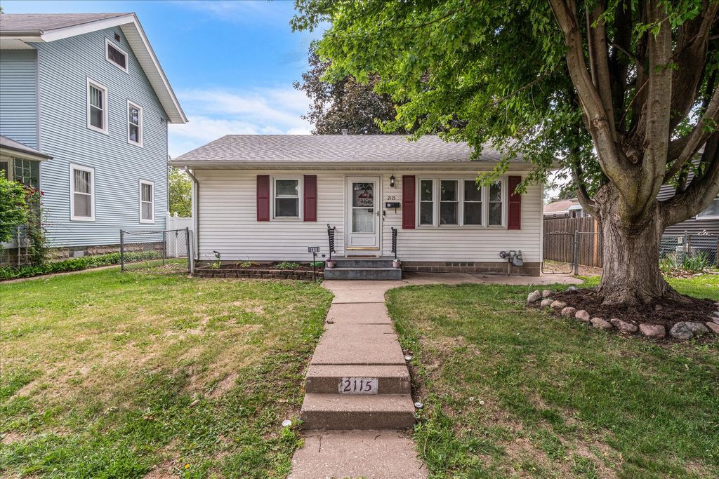 2115 W Pleasant Street, Davenport, IA 52804