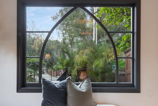 1077 Trestle Glen Rd, Oakland, CA 94610