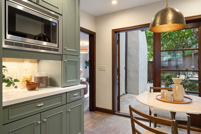 1077 Trestle Glen Rd, Oakland, CA 94610