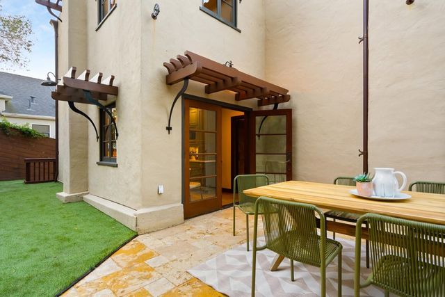 1077 Trestle Glen Rd, Oakland, CA 94610