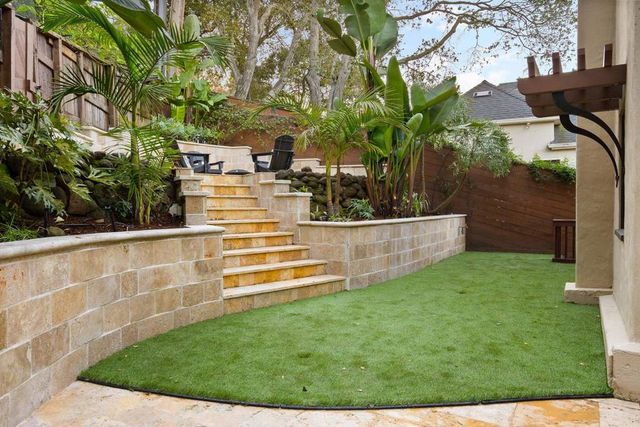 1077 Trestle Glen Rd, Oakland, CA 94610