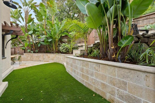 1077 Trestle Glen Rd, Oakland, CA 94610