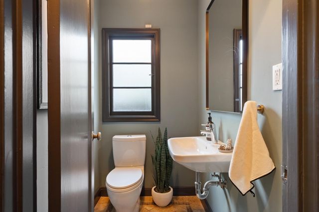 1077 Trestle Glen Rd, Oakland, CA 94610