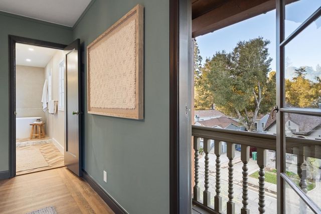 1077 Trestle Glen Rd, Oakland, CA 94610