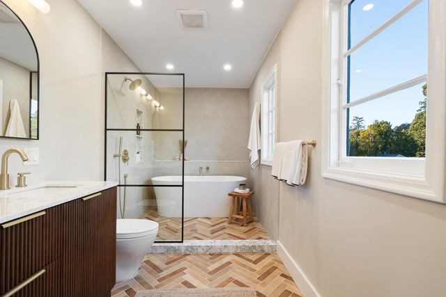 1077 Trestle Glen Rd, Oakland, CA 94610