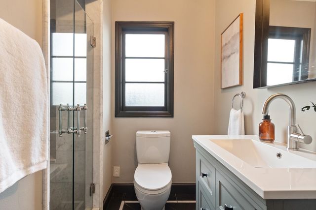 1077 Trestle Glen Rd, Oakland, CA 94610