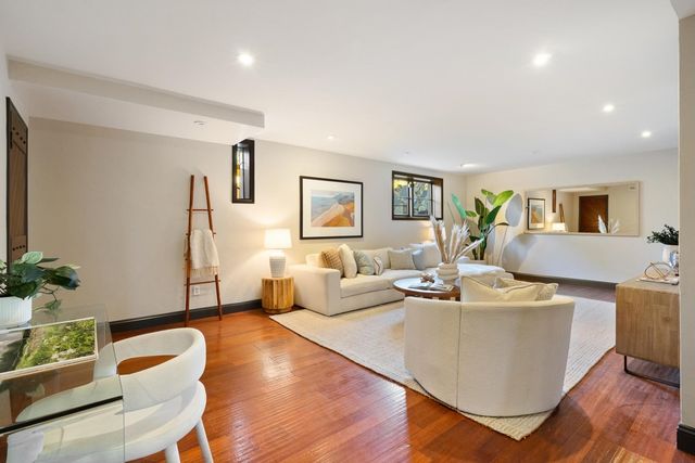 1077 Trestle Glen Rd, Oakland, CA 94610