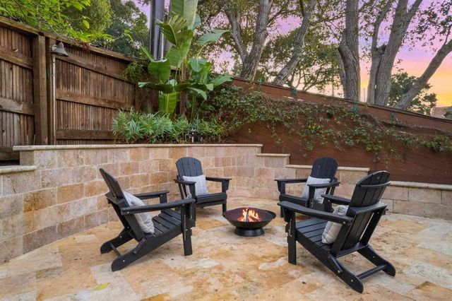 1077 Trestle Glen Rd, Oakland, CA 94610