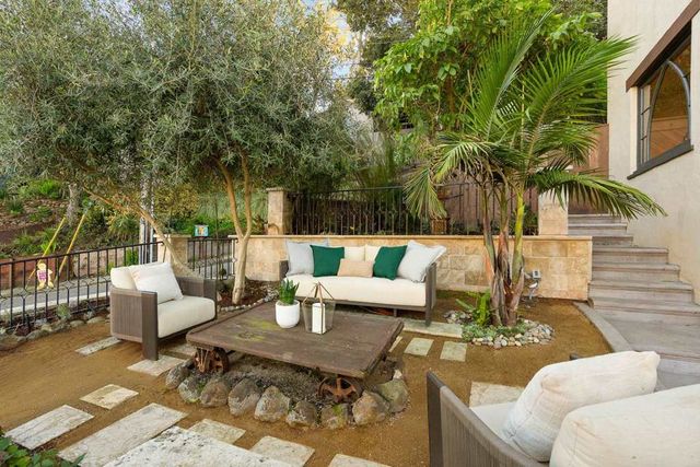 1077 Trestle Glen Rd, Oakland, CA 94610