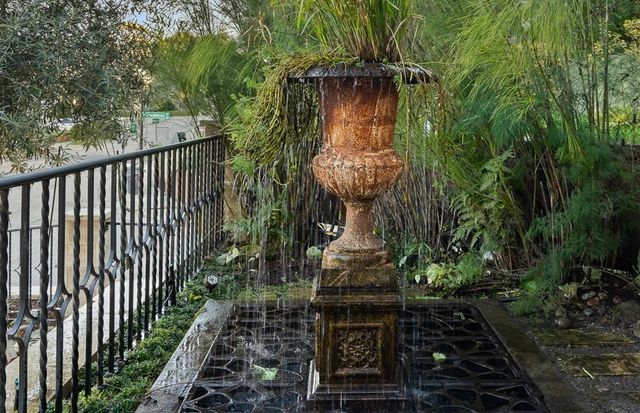 1077 Trestle Glen Rd, Oakland, CA 94610