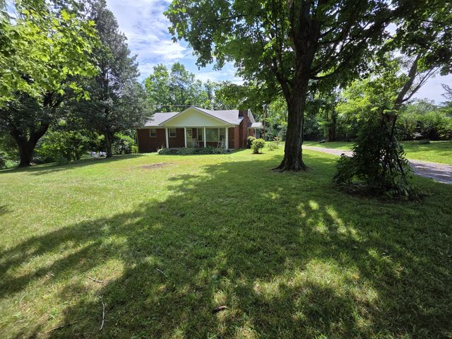 1438 Rocky Mound Rd, Westmoreland, TN 37186