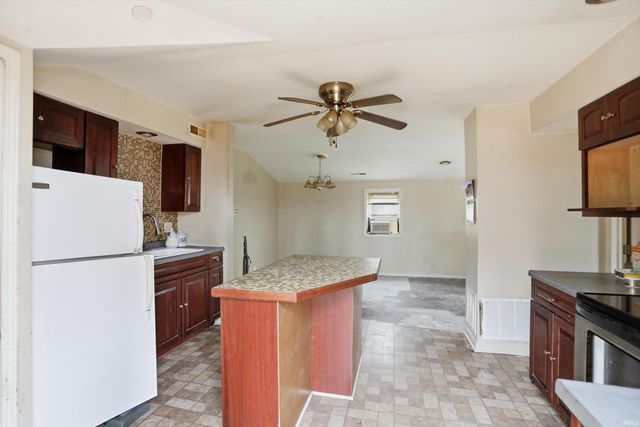 8833 S Oak Street, Knightstown, IN 46148