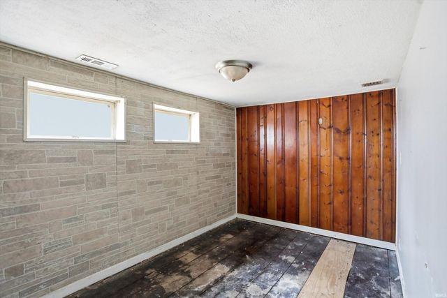 8833 S Oak Street, Knightstown, IN 46148