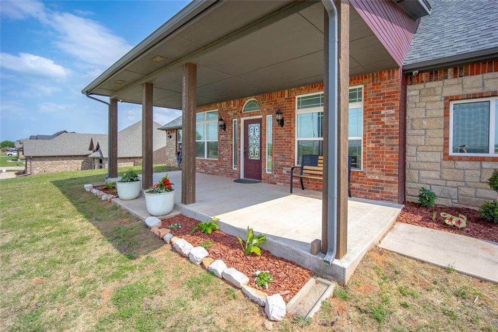 Image 2 of property listing at 2381 County Road 1260, Blanchard, OK 73010