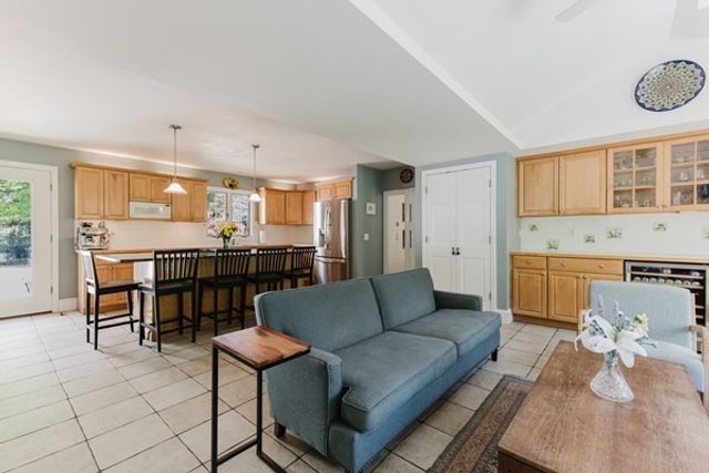 22 Allen St, Marion, MA 02738