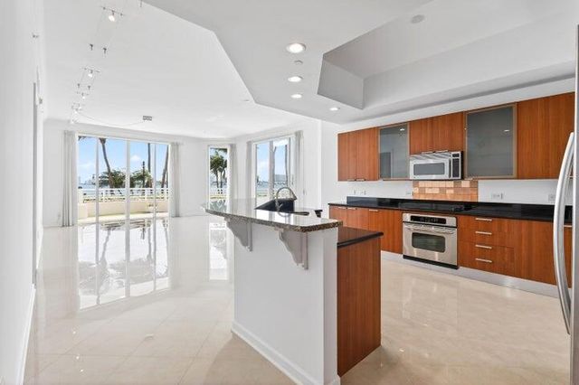 2650 Lake Shore Drive 106, Riviera Beach, FL 33404