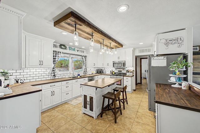 2402 W Roughrider Road, New River, AZ 85087