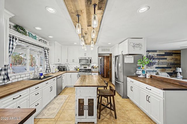 2402 W Roughrider Road, New River, AZ 85087