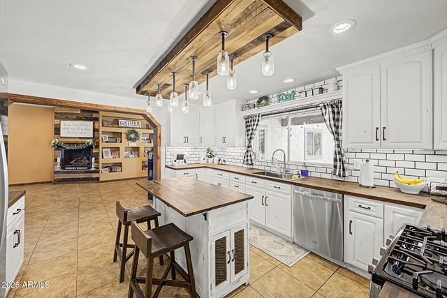 2402 W Roughrider Road, New River, AZ 85087