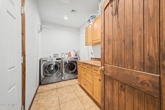 2402 W Roughrider Road, New River, AZ 85087