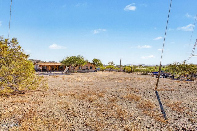 2402 W Roughrider Road, New River, AZ 85087