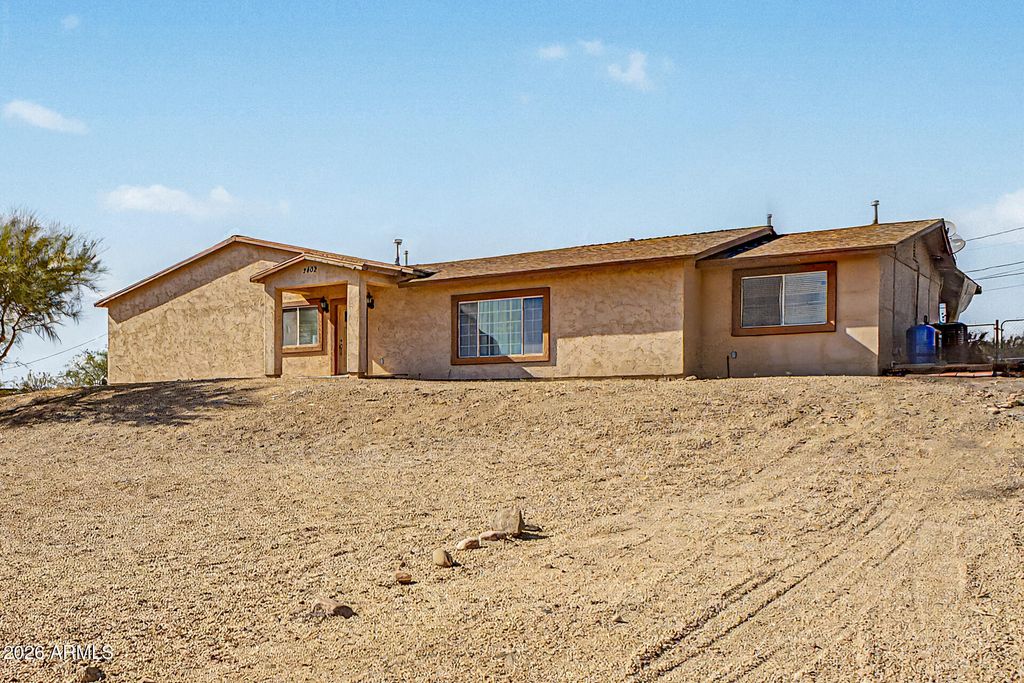 2402 W Roughrider Road, New River, AZ 85087