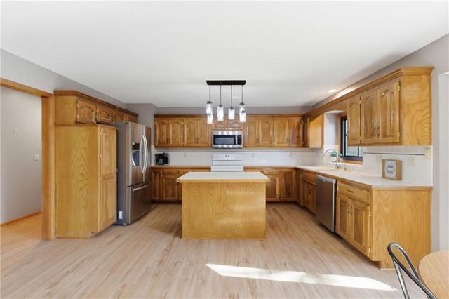 8960 Craig Drive, De Soto, KS 66018