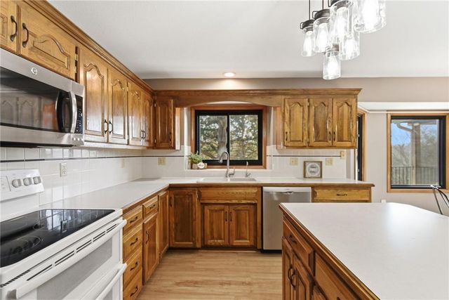 8960 Craig Drive, De Soto, KS 66018