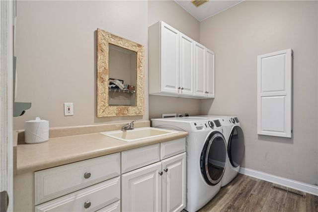 2804 Deer Valley Drive NW, Swisher, IA 52338