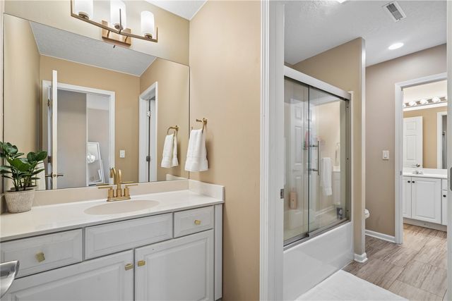 2804 Deer Valley Drive NW, Swisher, IA 52338