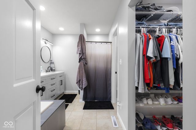 2917 Silver Fox Drive, Columbus, IN 47203