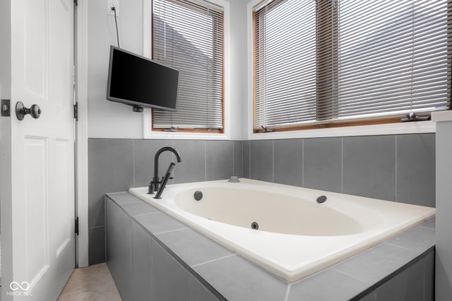 2917 Silver Fox Drive, Columbus, IN 47203