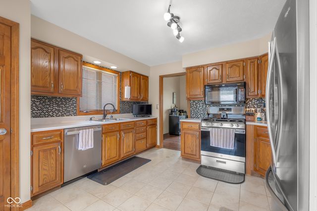 2917 Silver Fox Drive, Columbus, IN 47203