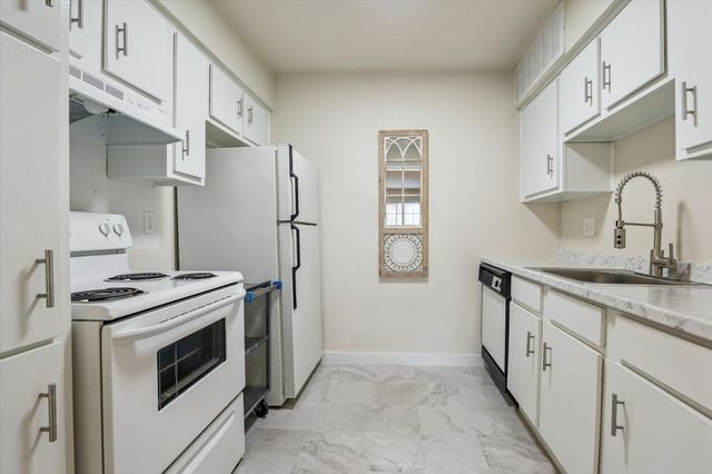 855 Augusta Drive 27, Houston, TX 77057