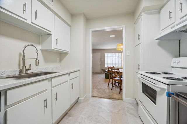 855 Augusta Drive 27, Houston, TX 77057