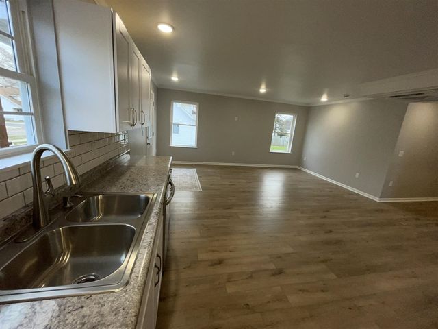 913 Pine Avenue, Alma, MI 48801