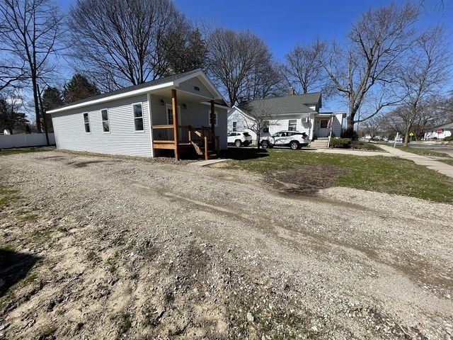 913 Pine Avenue, Alma, MI 48801