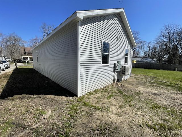 913 Pine Avenue, Alma, MI 48801