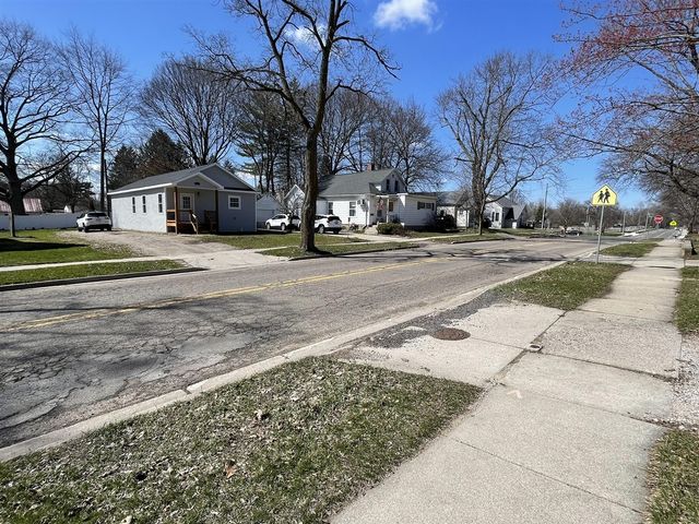 913 Pine Avenue, Alma, MI 48801