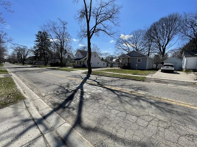 913 Pine Avenue, Alma, MI 48801