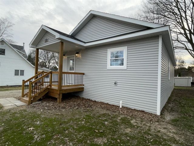 913 Pine Avenue, Alma, MI 48801