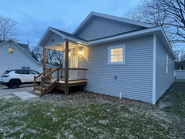 913 Pine Avenue, Alma, MI 48801