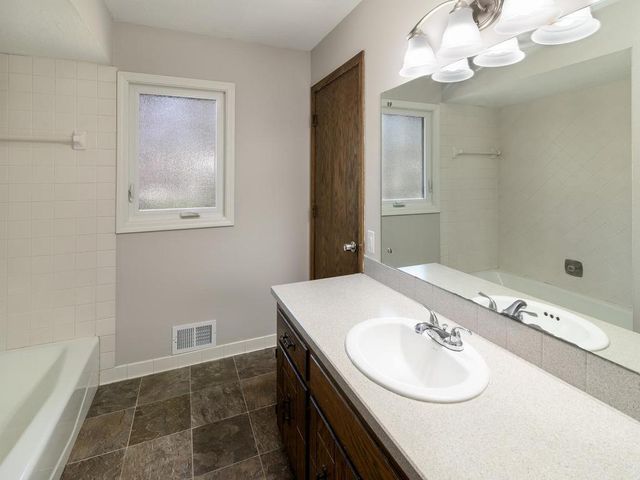 1743 Presidential Lane, Shakopee, MN 55379