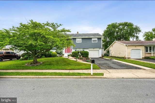 8 DAN RD, Hamilton, NJ 08620